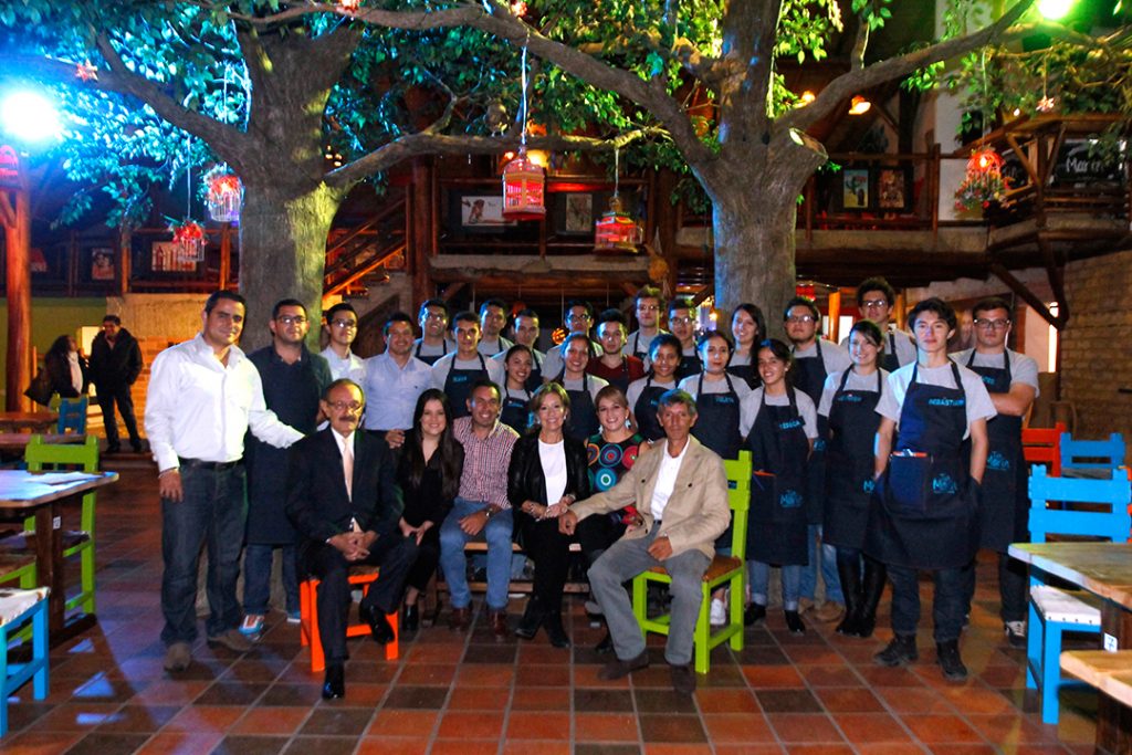 Augusto Vargas acompañado por su familia y trabajadores en la antigua sede del restaurante. Foto archivo | Hisrael Garzonroa