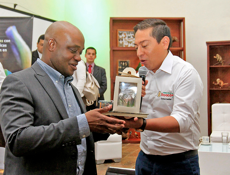 Gobernador entrega reconocimiento por su labor con el medio ambiente boyacense. Foto | Hisrael Garzonroa